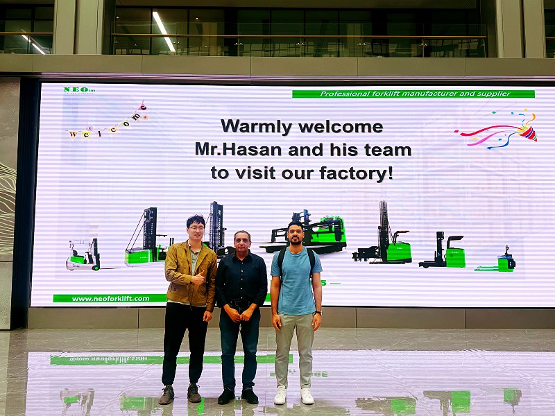 A NEOlift recebe a principal empresa de logística do Oriente Médio para visita à fábrica e demonstração da empilhadeira Man Up VNA