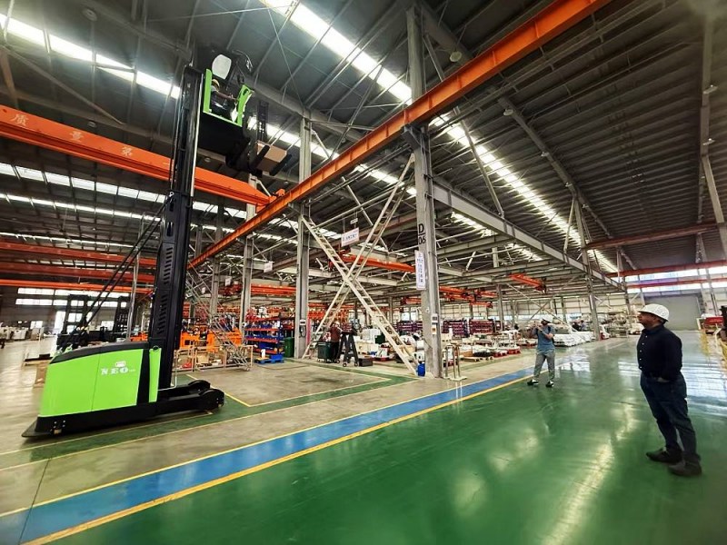 A ascensão das empilhadeiras elétricas VNA: revolucionando a eficiência dos armazéns