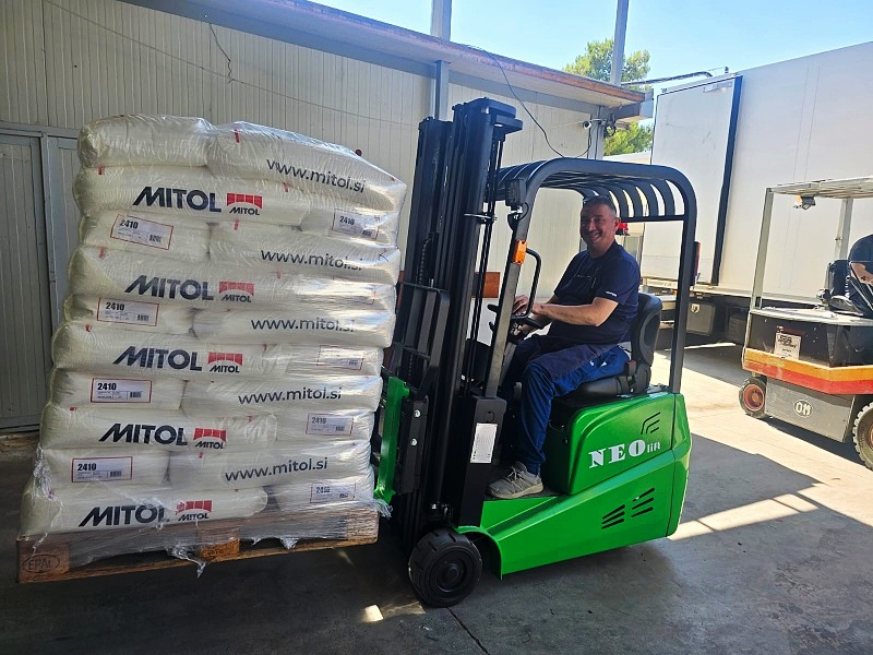 Application of electric mini 3 wheel forklift with rubber tires