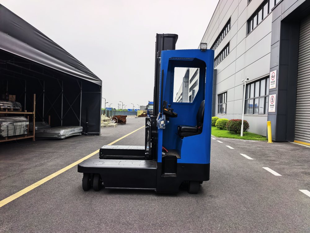 NEO FORKLIFT electric multi-directional forklift working in an outdoor factory yard NEO FORKLIFT electric multi-directional forklift working in an outdoor factory yard
